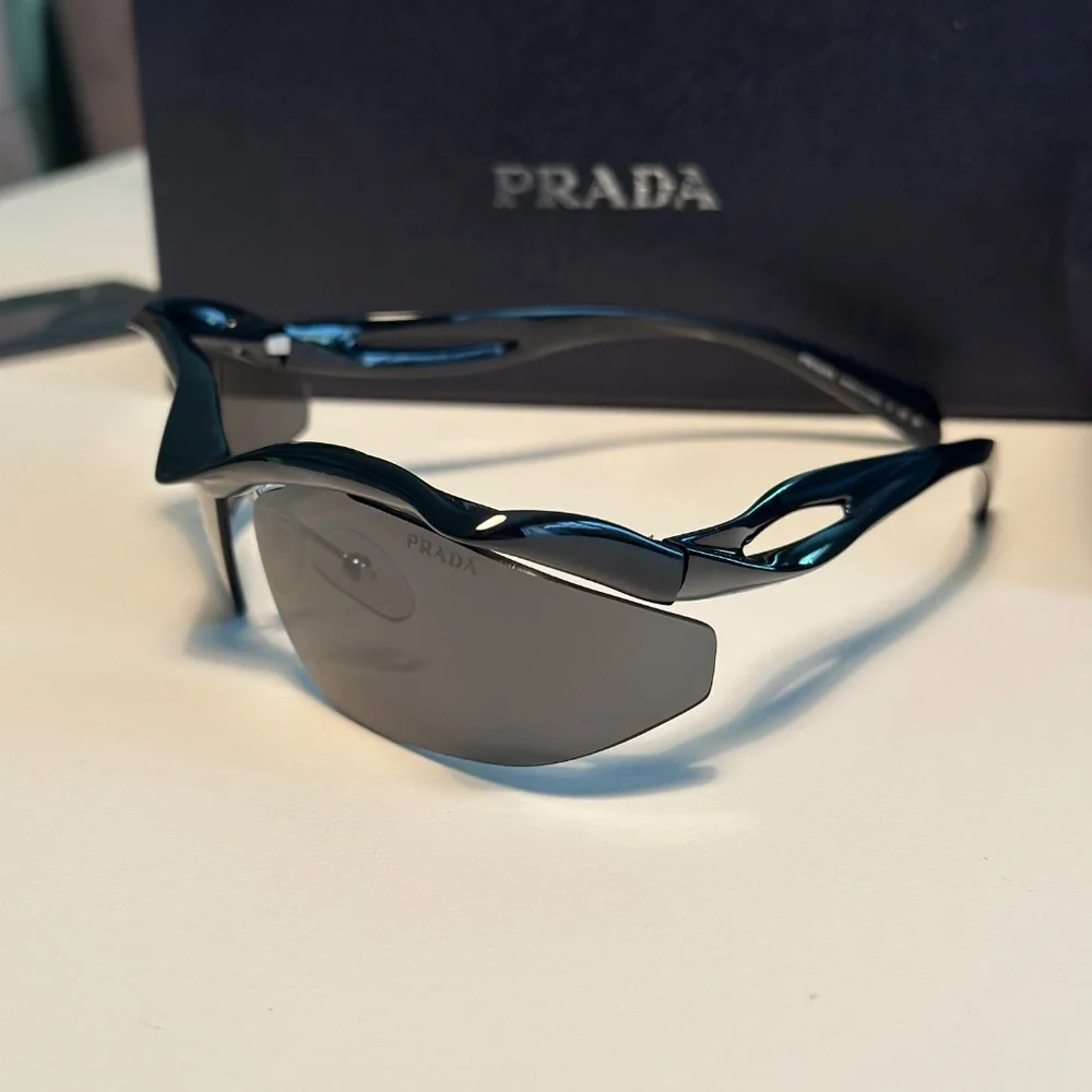 Prada sunglasses - Picture 6 of 10